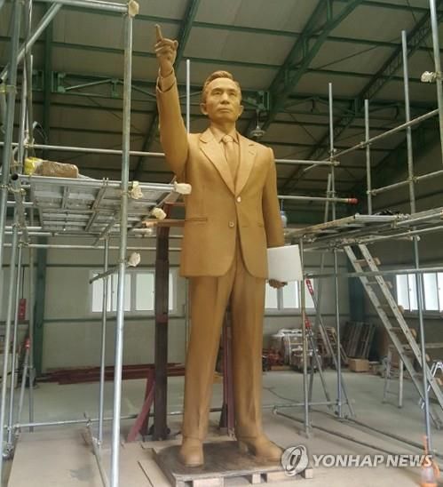 경기도 고양시에 보관 중인 박정희 전 대통령 동상 [사진출처=연합뉴스]