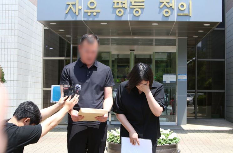경남 창원지방법원 통영지원 앞에서 피해자 부모들이 가해자에 살인죄 등을 적용한 엄벌을 촉구하고 있다. [사진=이세령 기자]