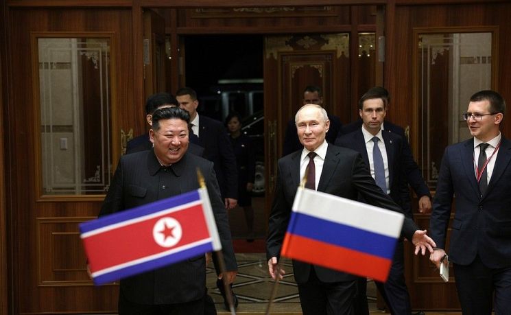 19일 새벽 북한에 도착한 블라디미르 푸틴 러시아 대통령과 김정은 북한 국무위원장이 대화하며 이동하고 있다. 두 사람은 이날 오후 '포괄적 전략 동반자' 협정에 서명할 예정이다. [이미지출처=러시아 크렘린궁]