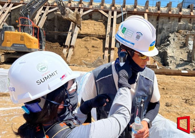 호반건설 직원이 건설 현장 근로자의 체온을 측정하고 있다. 호반건설은 현장 근로자 건강상태를 확인해 병원 검진 등을 지원한다.