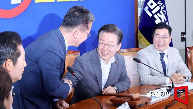 [포토] 강민구 최고위원과 악수하는 이재명 대표