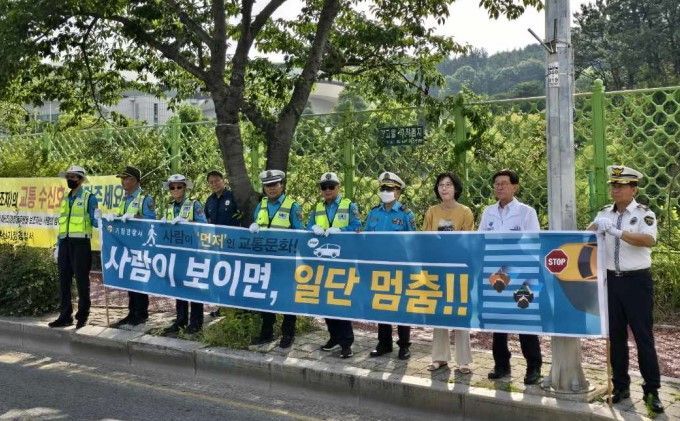 정종복 기장군수(오른쪽 두번째)가 유관기관과 함께 ‘대중교통 이용 활성화 및 교통안전 홍보 캠페인’에 나서고 있다.