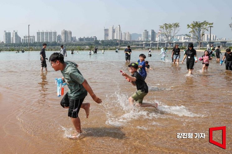 [포토] 물놀이하며 더위 식히는 어린이들