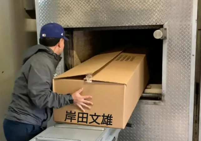 일본에서 무연고자 시신 처리를 위해 사용되고 있는 골판지 관. [사진=온라인 커뮤니티 갈무리]