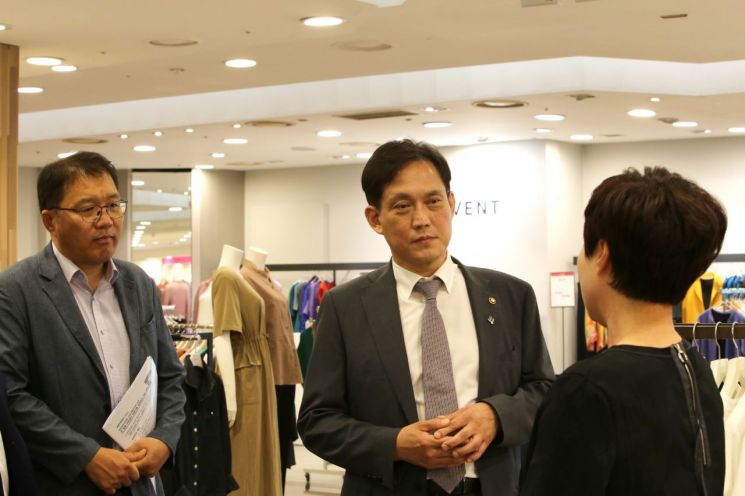 장금용 경남 창원시 제1부시장(왼쪽)과 김태규 국민권익위원회 부위원장이 폐점을 앞둔 롯데백화점 경남 창원시 마산점 직원과 대화하고 있다. [사진=이세령 기자]