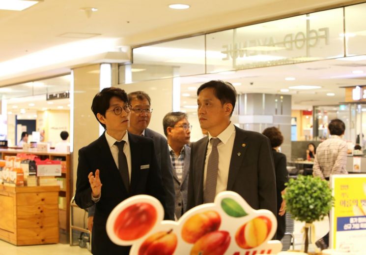 김태규 국민권익위원회 부위원장(오른쪽)이 폐점을 앞둔 롯데백화점 경남 창원시 마산점을 둘러보고 있다. [사진=이세령 기자]