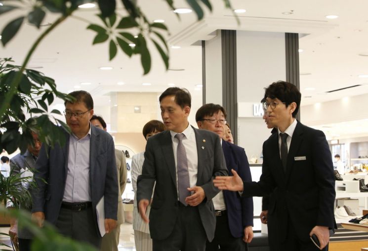 Jang Geumyong, First Vice Mayor of Changwon City, Gyeongnam (from left), Kim Taegyu, Vice Chairman of the Anti-Corruption and Civil Rights Commission, and Park Junchul, Store Manager of Lotte Department Store Masan Branch, are inspecting the Masan branch store ahead of its closure. Photo by Lee Seryeong