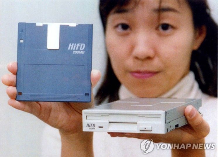 후지 사진필름과 소니가 개발한 200MB 대용량 플로피디스크. [사진출처=연합뉴스]