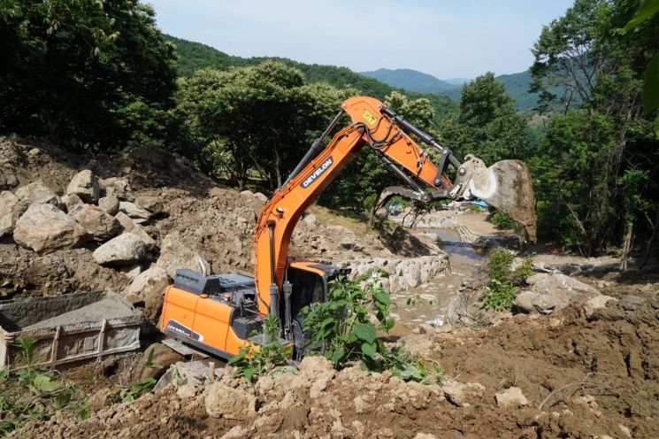 지난해 7월 집중호우로 산사태가 발생한 충남 공주시 사곡면 회학리 일대에서 중장비가 복구작업을 벌이고 있다. 산림청 제공