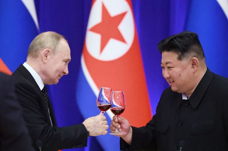북한을 국빈 방문한 블라디미르 푸틴 러시아 대통령(왼쪽)과 김정은 북한 국무위원장이 19일 평양에서 열린 국빈 만찬 행사에서 건배하고 있다. [이미지출처=연합뉴스]