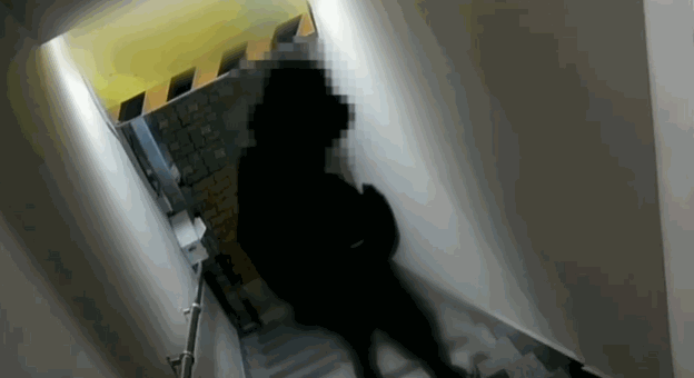 흉기를 숨긴 채 미용실에 들어와 사장에게 접근한 남성이 경찰에 체포됐다. 19일 방송된 JTBC '사건반장'은 미용실을 운영하는 A씨가 최근 겪은 일에 대해 보도했다.