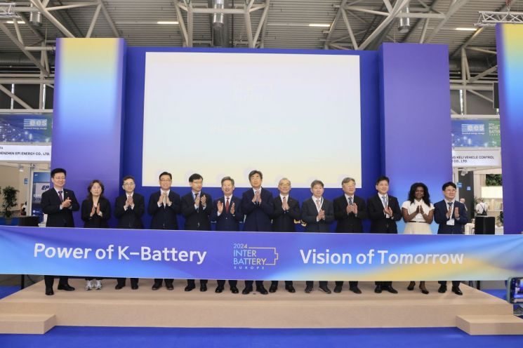 지난 19일 독일 뮌헨에서 열린 '인터배터리 유럽 2024' 개막식에서 업계 관계자들이 기념 촬영을 하고 있다. 왼쪽부터 정주식 금양 전무, 이미연 유진테크놀로지 대표이사, 김현철 유럽지역 코트라 본부장, 박태성 배터리산업협회 부회장, 조용휘 삼성SDI 부사장, 안효대 울산광역시 경제부시장, 고경석 주프랑크푸르트 대한민국 총영사, 김한주 코엑스 상무, 강정수 수출입은행 부행장, 성환두 LG에너지솔루션 홍보총괄 전무, 김연섭 롯데에너지머티리얼즈 대표이사, 네덜란드 배터리 클러스터 필리파 비리툼 국제전략·의제감독, 장동필  파워로직스 부사장 [사진제공=배터리산업협회]