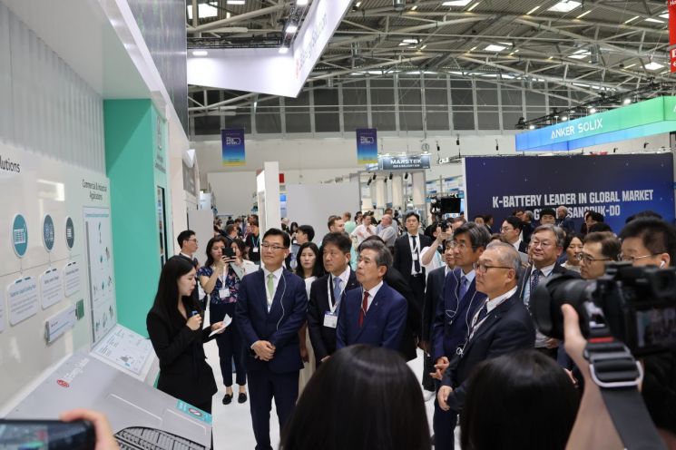 박태성 배터리산업협회 부회장, 김연섭 롯데에너지머티리얼즈 대표이사 등 배터리업계 관계자들이 독일 뮌헨에 마련된 '인터배터리 유럽 2024' 내 LG에너지솔루션 전시 부스를 둘러보고 있다. 행사는 19일부터 21일까지 열린다. [사진제공=배터리산업협회]