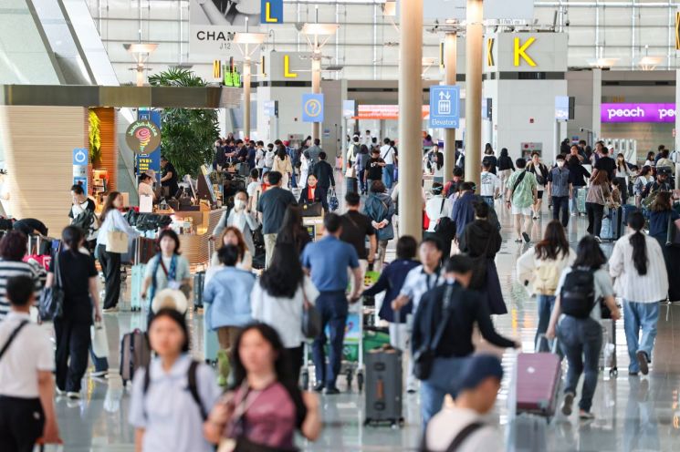 인천국제공항 제1여객터미널 출국장이 여행객 등으로 붐비고 있다. [사진출처=연합뉴스]