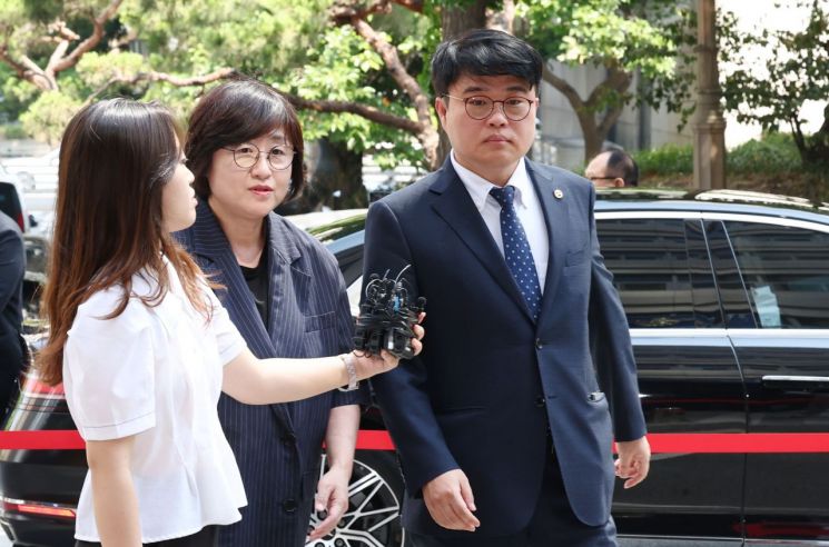 임현택 대한의사협회 회장이 20일 오전 마포구 서울경찰청 공공범죄수사대에서 전공의 집단 사직 공모 혐의 관련 추가조사를 위해 출석하고 있다.[사진출처=연합뉴스]