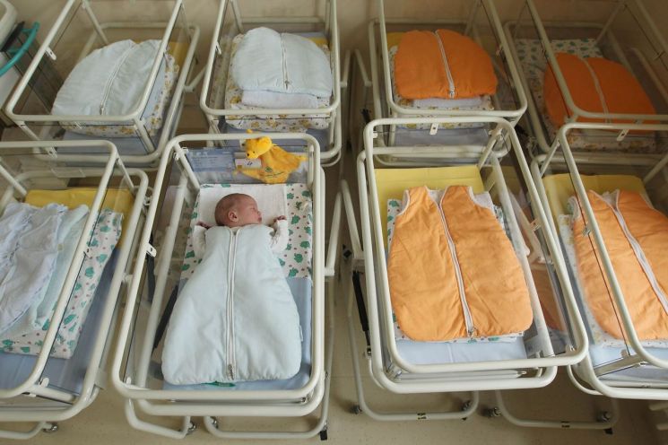 OECD의 경고 "선진국 출산율 사상 최저…한국, 0.7명으로 꼴찌"