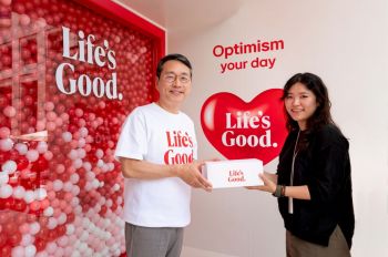조주완 LG전자 최고경영자(CEO)가 20일 서울 영등포구 여의도 LG트윈타워에서 열린 '당신의 하루를 미소로 채우다' 브랜드 캠페인 행사에서 직원에게 브랜드 슬로건이 새겨진 굿즈를 전달하고 있다.[사진제공=LG전자]