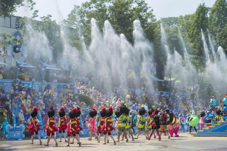 삼성물산 리조트부문 에버랜드가 오는 21일부터 8월 25일까지 여름 축제 '워터 스텔라(Water Stellar)'를 연다고 17일 밝혔다. 사진은 초대형 워터쇼 '슈팅 워터펀' 공연 모습. 사진제공=연합뉴스, 삼성물산 리조트부문 제공