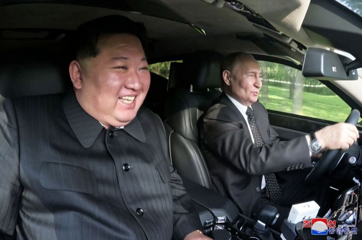 김정은 북한 국무위원장이 푸틴 러시아 대통령과 금수산영빈관 정원구역에서 시간을 함께 보내며 친교를 다졌다. [이미지출처=연합뉴스]