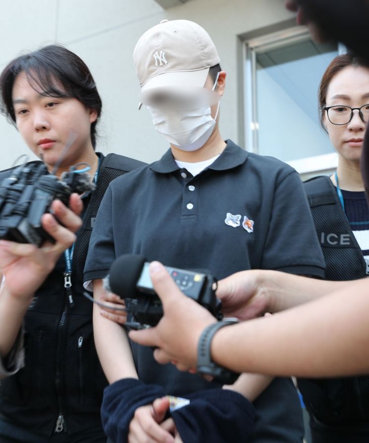 육군 12사단 훈련병 사망사건과 관련해 규정을 위반한 군기훈련(얼차려)을 실시한 혐의를 받는 중대장(대위)이 21일 오전 강원 춘천지방법원에서 열린 구속 전 피의자 심문(영장실질심사)에 출석한 뒤 법원을 나오고 있다. (사진=연합뉴스)