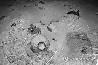 지중해에서 발견된 난파선에 실려 있던 항아리들 [이미지출처=연합뉴스]