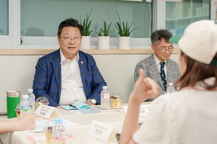 주형환 저출산고령사회위원회 부위원장이 22일 365열린어린이집을 운영 중인 동빙고어린이집을 방문해 현장의견을 듣고 있다. (사진=저출산고령사회위원회)