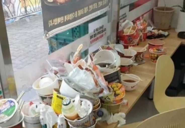 쓰레기장인 줄…中 관광객 다녀간 편의점, 초토화된 모습 '충격'