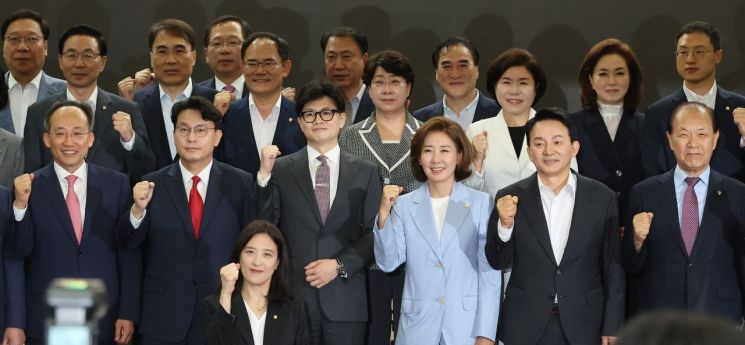 국민의힘 당대표 출마 선언을 한 윤상현 의원(앞줄 왼쪽 두번째 부터), 한동훈 전 비상대책위원장, 나경원 의원, 원희룡 전 국토부 장관이 24일 오전 국회에서 열린 국민의힘 초선의원 공부모임에 참석해 황우여 비대위원장, 추경호 원내대표 등과 기념촬영을 하며 파이팅하고 있다. [이미지출처=연합뉴스]