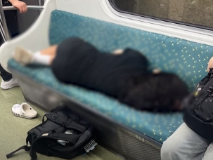 지하철 안에서 자리 4칸을 차지한 채 잠을 자고 있는 여성. [사진=KNN 뉴스 갈무리]