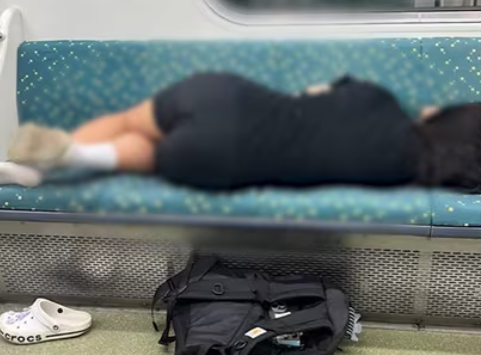 지하철 안에서 자리 4칸을 차지한 채 잠을 자고 있는 여성. [사진=KNN 뉴스 갈무리]