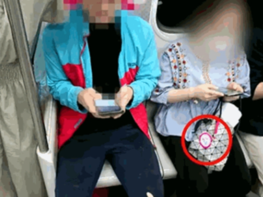 임산부 배려석에 앉아있는 중년 남성. [사진=JTBC '사건반장' 갈무리]