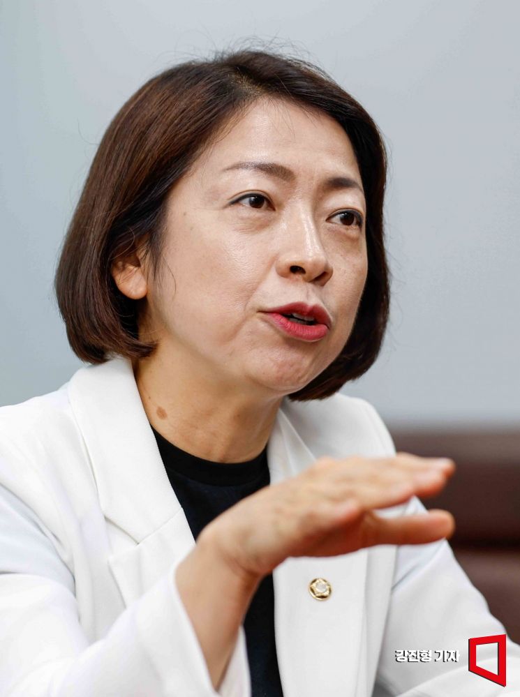 황정아 더불어민주당 의원은 24일 서울 여의도 국회의원회관에서 진행한 아시아경제 파워K-우먼 인터뷰에서 "수없이 반복할 각오로 끈기 있게 도전하라"며 "나 스스로 먼저 내 일을 사랑해야 한다"고 말했다. 사진=강진형 기자aymsdream@