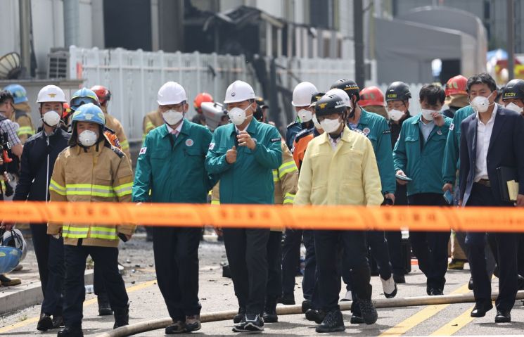 이상민 행정안전부 장관이 24일 경기도 화성시 서신면 소재 일차전지 제조 업체 공장의 화재 현장을 찾아 소방 관계자로부터 설명을 듣고 있다. [이미지출처=연합뉴스]