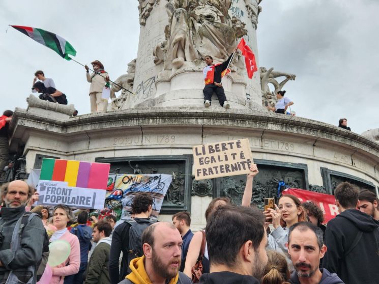 지난 15일(현지시간) 프랑스 파리 레퓌블리크 광장에 시위대가 모여 극우 국민연합(RN)의 부상을 규탄하고 있다. [이미지출처=연합뉴스]