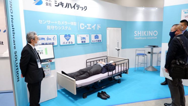 일본 도쿄 현지에서 열린 복지·의료기기 박람회 '케어텍스(CareTEX) 2024'에서 복지용구 회사가 환자용 침대를 선보이고 있다. 사진=박유진 기자