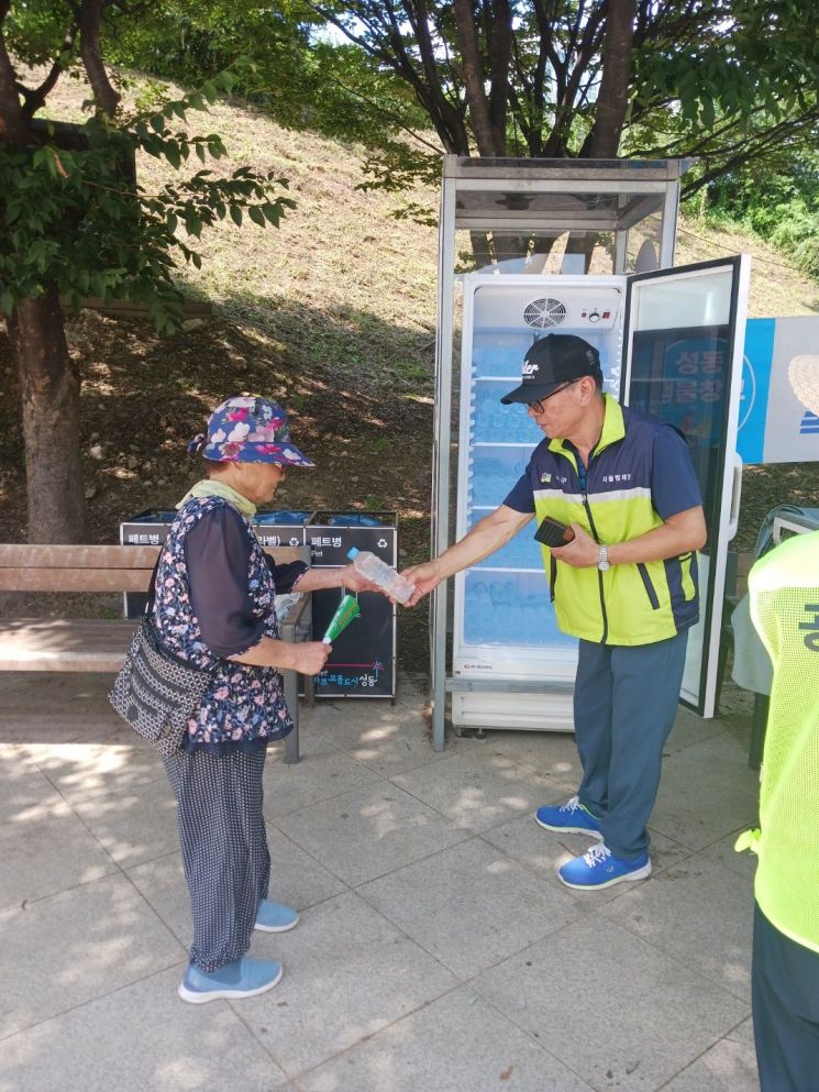 성동구, 샘물창고 운영에 무지개 양산 대여까지!