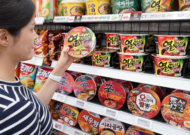 손 잡으면 매출 '쑥쑥'…편의점, 이색 컬래버 전성시대