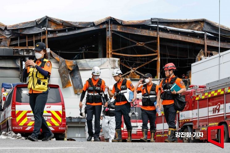 25일 경기 화성시 일차전지 제조 공장 화재 현장에서 소방대원 및 과학수사대가 현장감식을 하기 위해 분주하게 움직이고 있다. 사진=강진형 기자aymsdream@