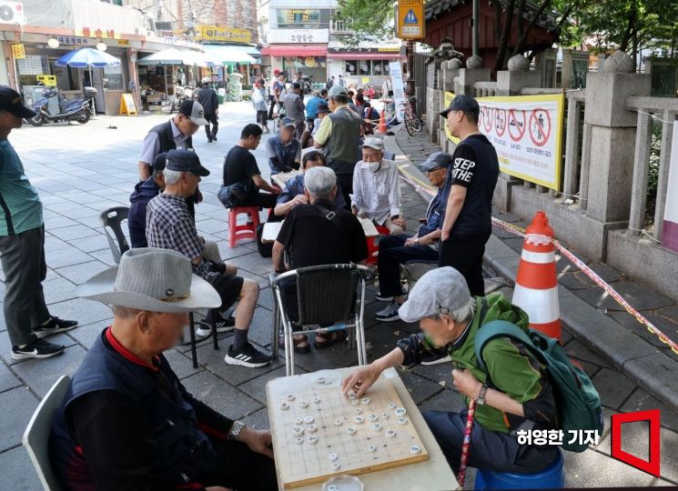 서울 종로구 탑골공원 뒤 도로변에서 어르신들이 장기를 두고 있다. 사진=허영한 기자 younghan@