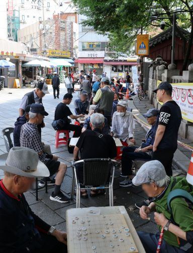 서울 종로구 탑골공원 뒤 도로변에서 어르신들이 장기를 두고 있다. 사진은 기사 내용과 무관. 사진=허영한 기자 younghan@