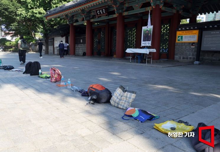 탑골공원 앞 도로변에 무료 급식을 받기 위한 줄을 대신해 가방 등 물건들을 줄 세워 놓았다. 허영한 기자