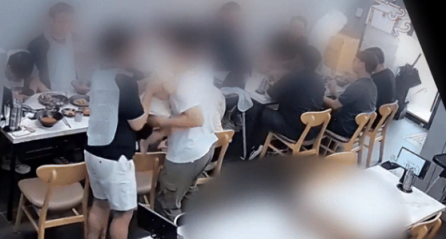 식당서 아이 잠들자 어른 10명이 돌아가며 '자장 자장'