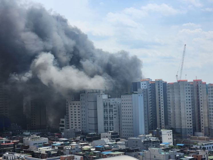서울 동대문구 이문동 한 아파트 공사장에서 불이 나 검은 연기가 치솟고 있다. [이미지출처=연합뉴스]