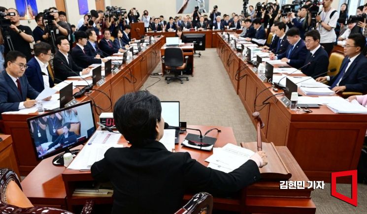 "김장겸 나가달라" 발언에 '최민희 어머니설'까지…과방위 난항 