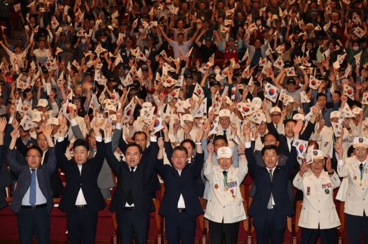 25일 포항시 문화예술회관 대공연장에서 6·25 전쟁 제74주년 행사를 개최해 참전용사를 기리는 만세삼창을 외치고 있다.