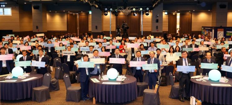 고용노동부와 근로복지공단이 산재보험 60주년 기념식을 개최하고 있다.