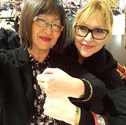 [연아마틴 상원의원이 불가리아 대사와 강강술래 팔찌를 착용한 모습]