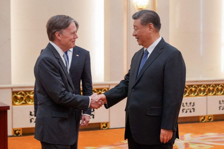 니컬러스 번스 주중 미국대사(왼쪽)와 시진핑 중국 국가주석 [이미지출처=AFP연합뉴스]