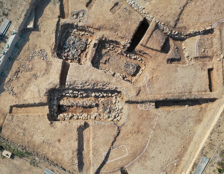 '둘레돌' 없는 새로운 형태 신라 돌무지덧널무덤 발견
