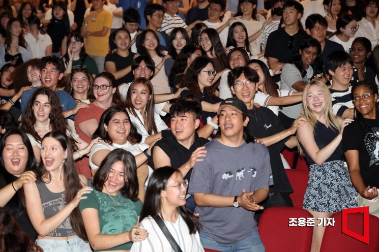 [포토] 한국의 응원 문화에 푹 빠진 외국인 학생들